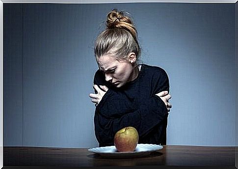 anorexic woman facing an apple