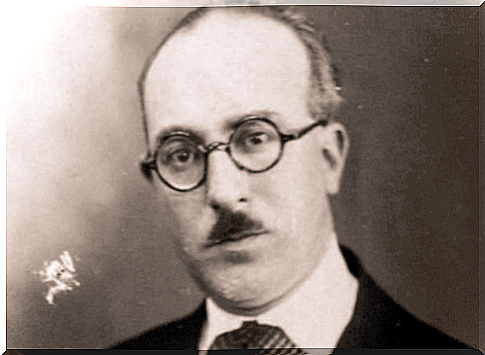 A portrait photo of Fernando Pessoa.