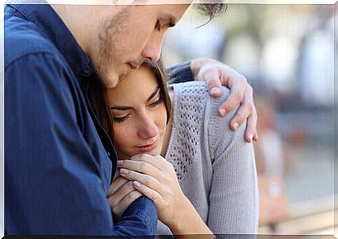 man hugging woman who feels pain in his arms