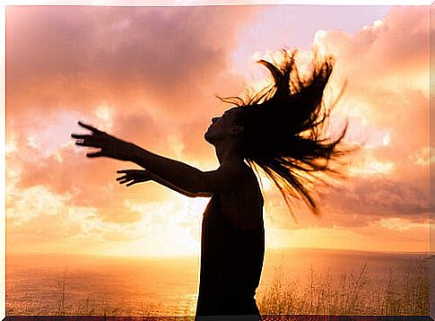 woman-with-open-arms-sunset